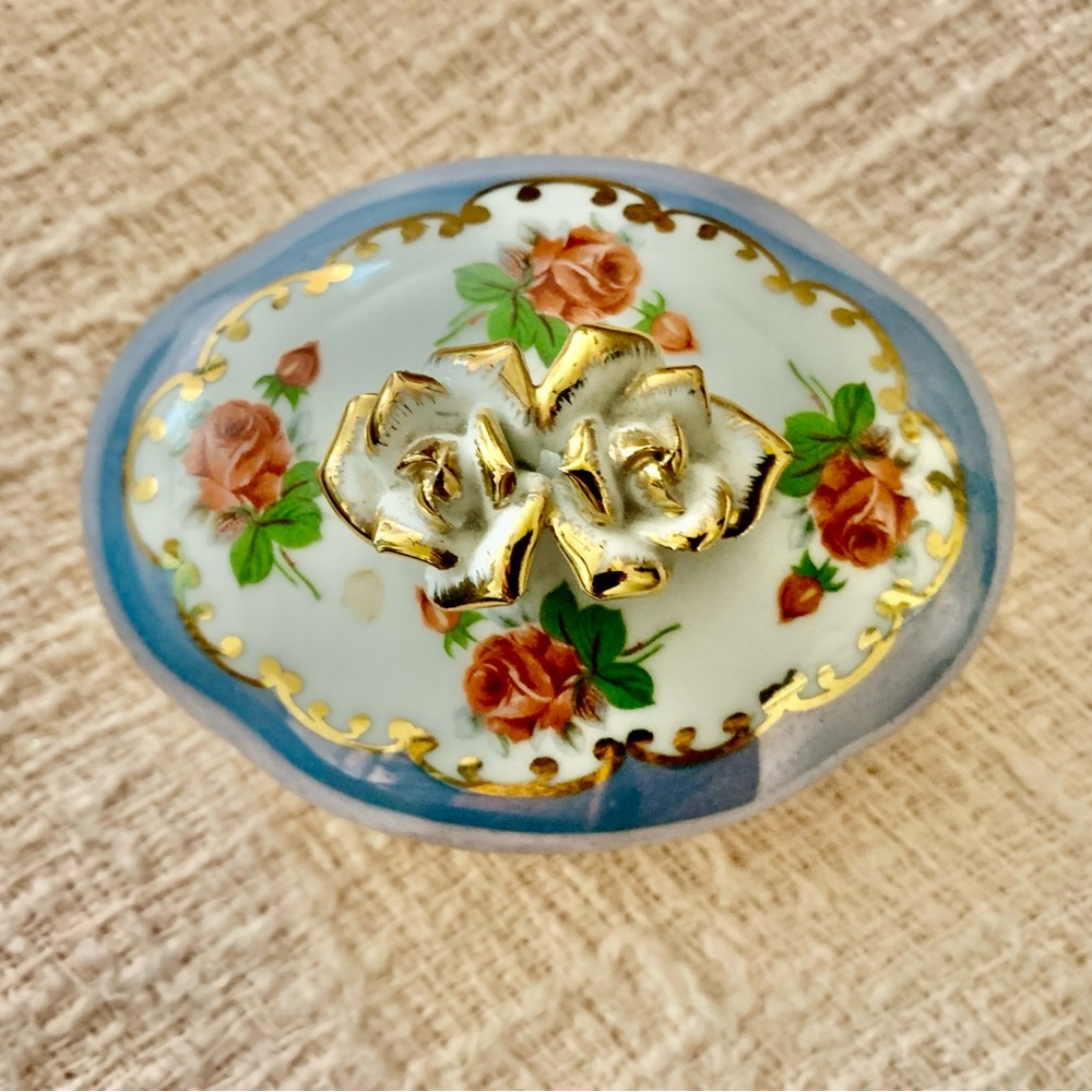 LN- Elegant Blue and Gold Porcelain 5 Piece Tea Set. A perfect decor piece. - Picture 5 of 16